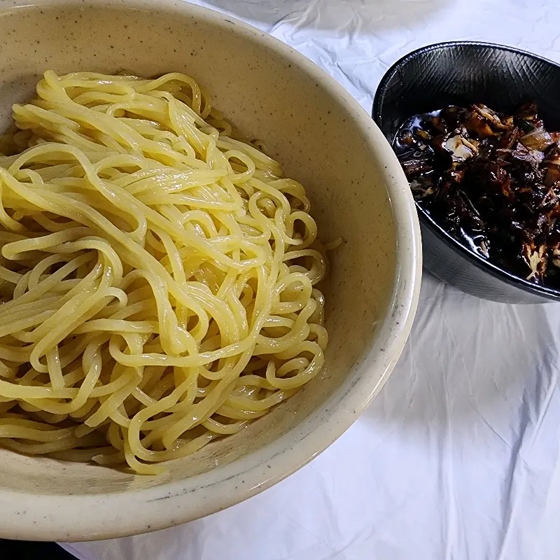 윤기가 흐르는 간짜장 소스와 면