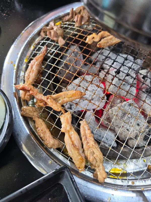 숯불 위에서 맛있게 익어가는 닭목살