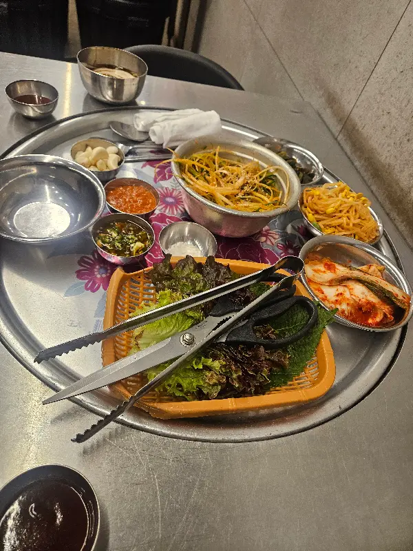 다양한 밑반찬이 정갈하게 담겨 나온 모습