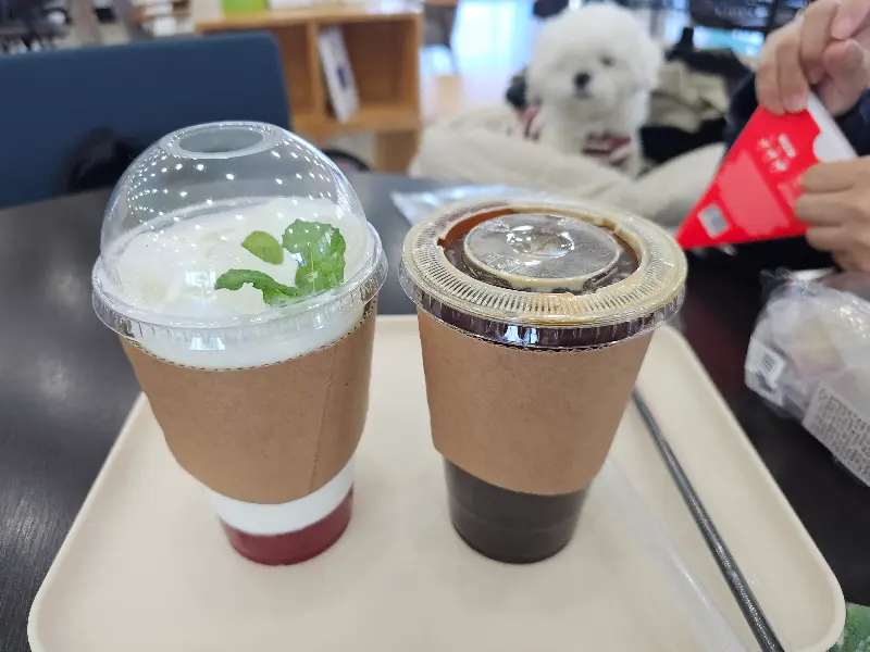 테이블 위에 놓인 멍푸치노와 커피