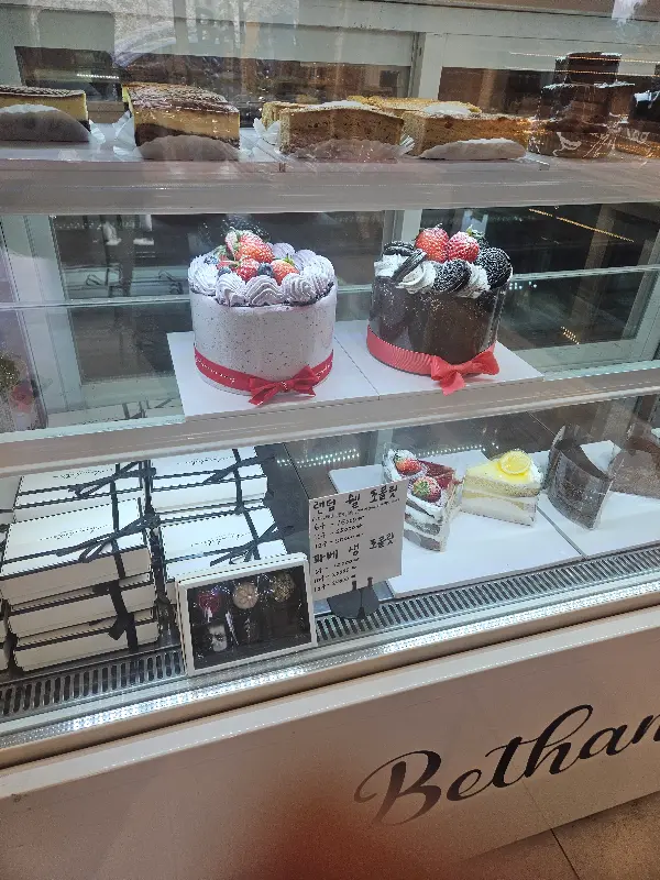 쇼케이스 안의 케이크
