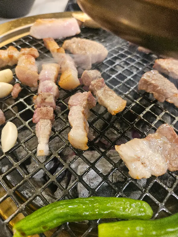 숯불 위에서 구워지는 생갈비