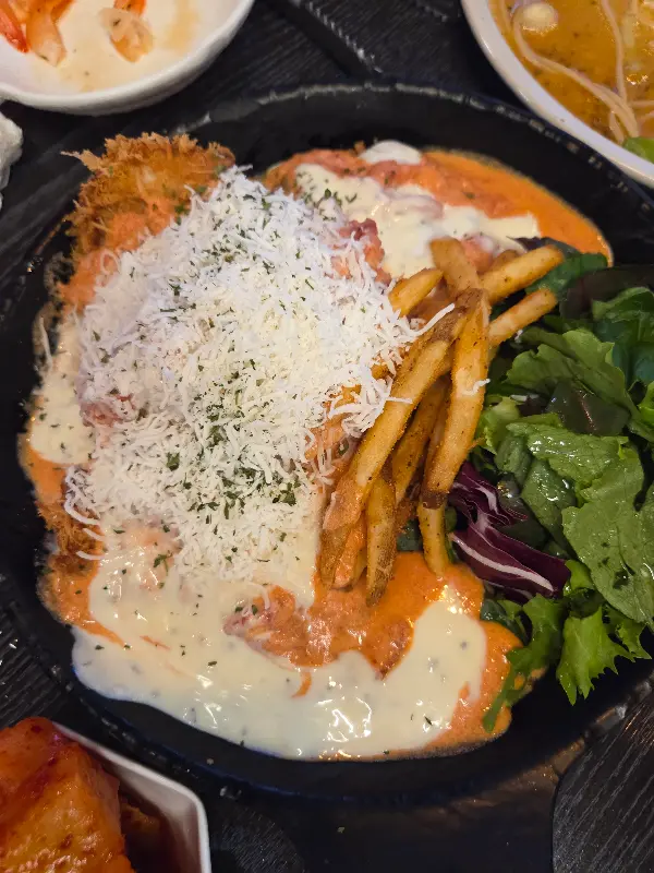 눈꽃처럼 소복하게 쌓인 치즈가 인상적인 눈꽃치즈커틀렛