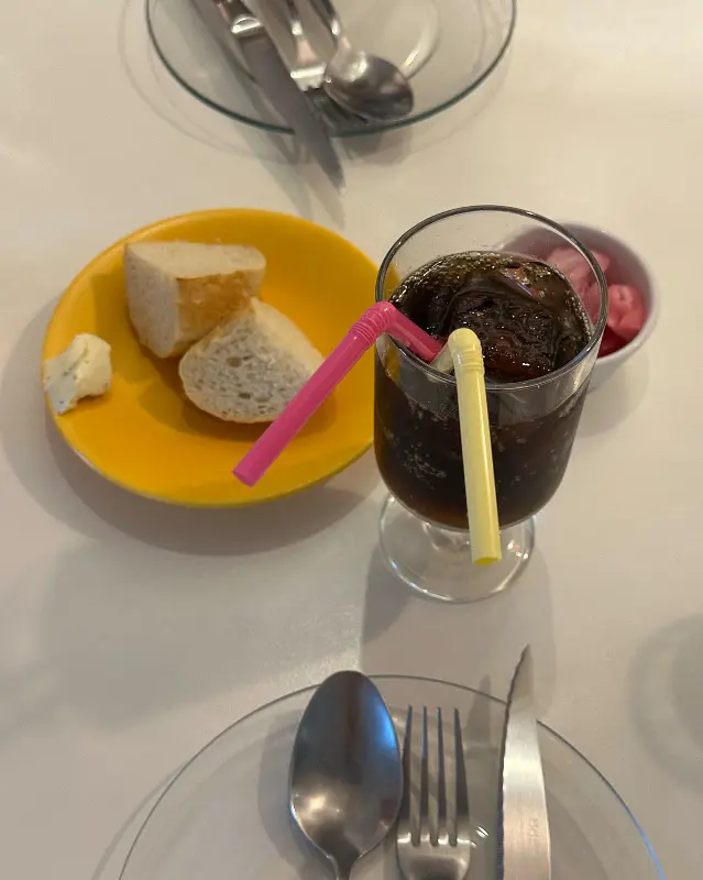 식전빵과 음료 세팅