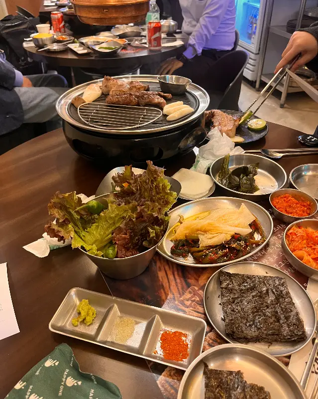 다양한 밑반찬과 고기가 함께 차려진 테이블