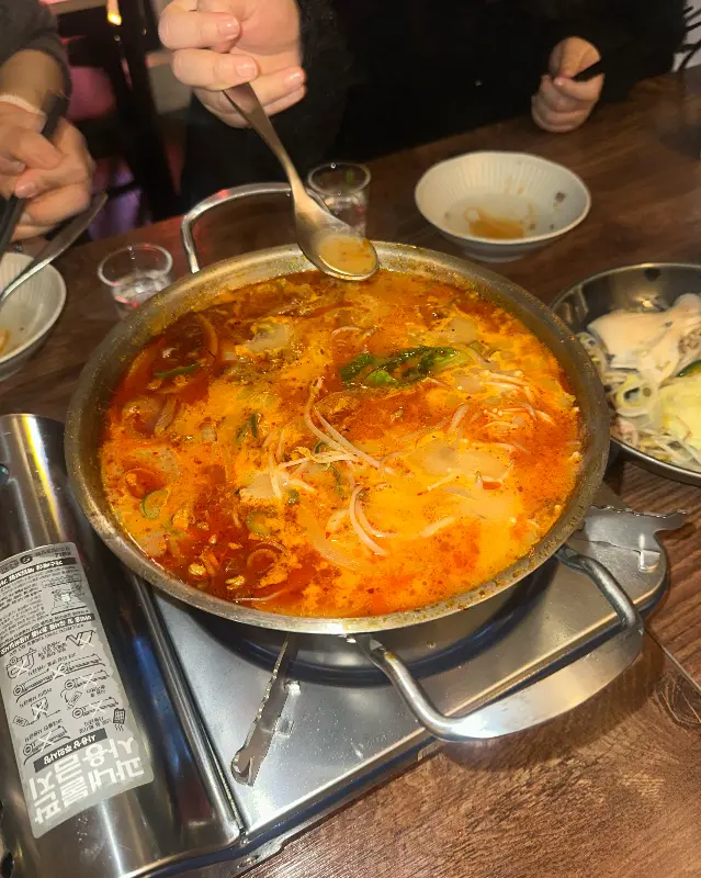 보글보글 끓고 있는 김치 카츠 나베