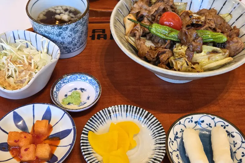 스테이크 덮밥 정식