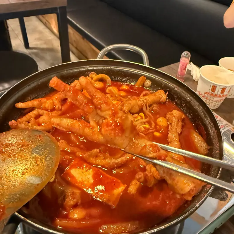 보글보글 끓고 있는 닭발 냄비. 빨간 양념이 식욕을 자극한다.