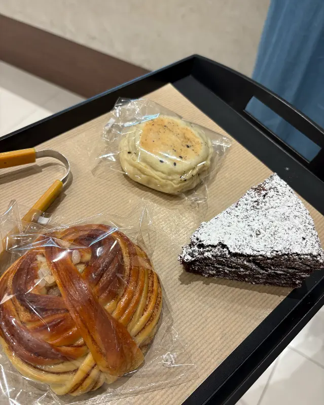 쟁반 위에 놓인 빵과 브라우니