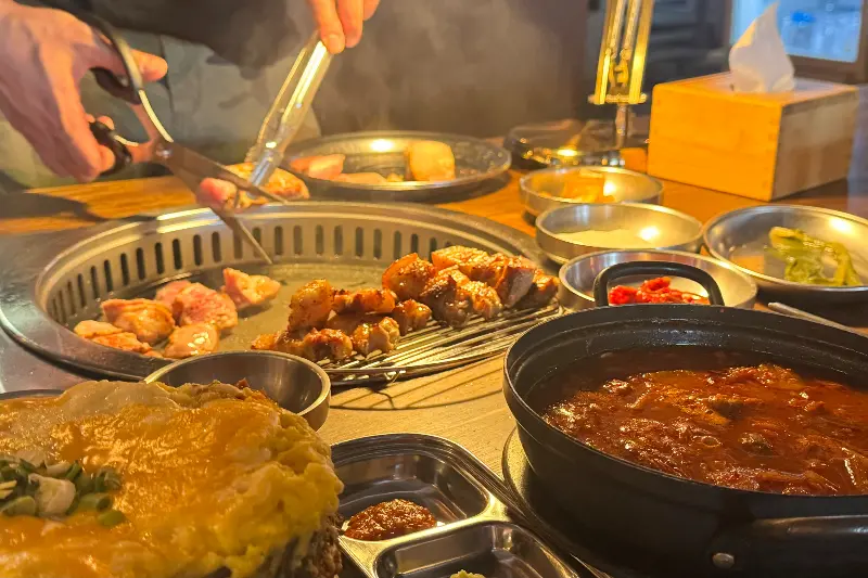 고기를 구워주는 친절한 직원