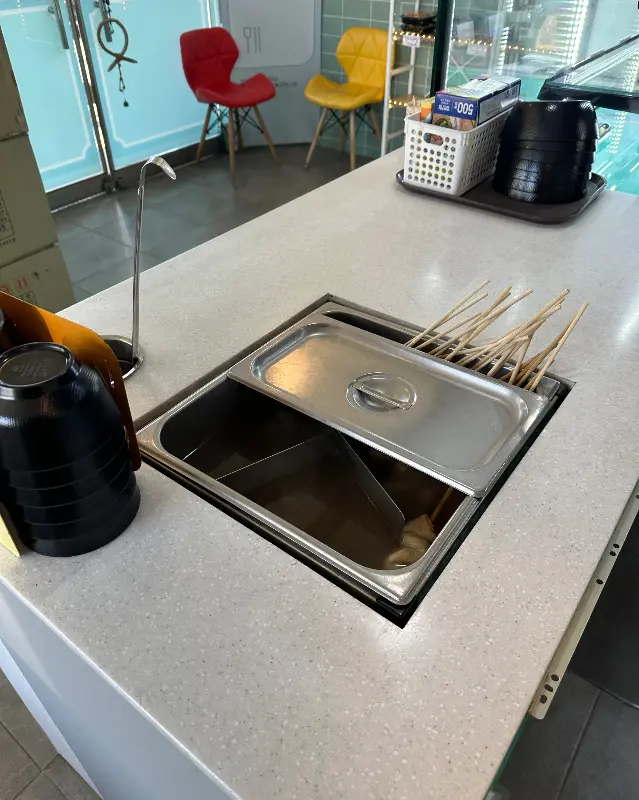 청춘꼬마김밥의 깔끔한 내부 모습