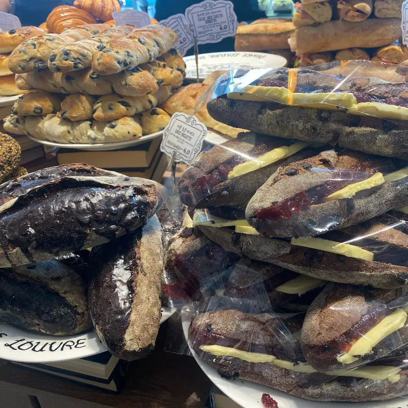 진열된 빵들의 모습