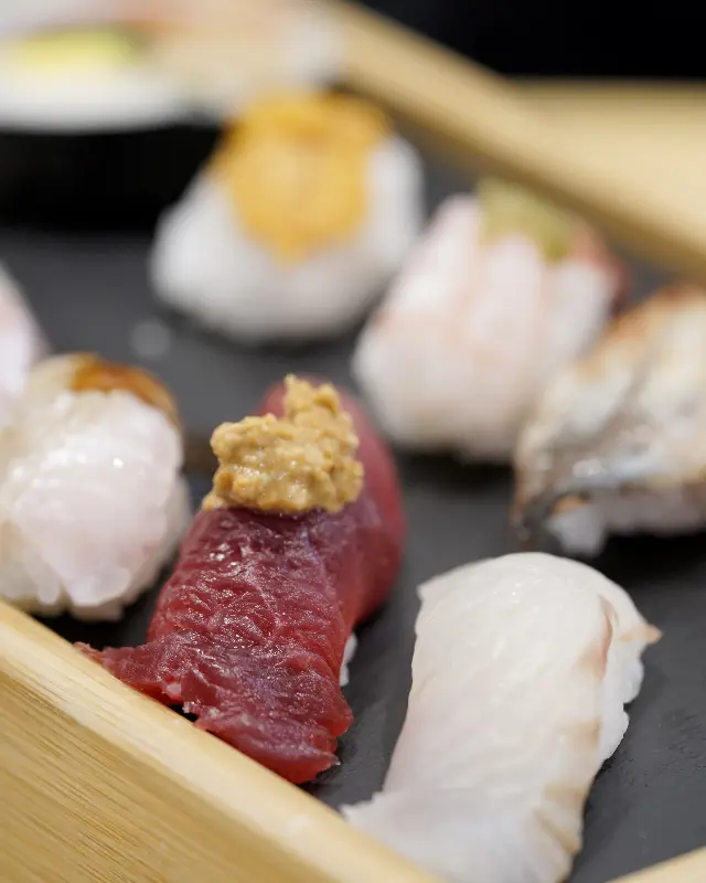 신선한 재료들이 조화롭게 어우러진 초밥