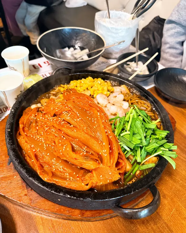묵은지돌짜장의 강렬한 비주얼