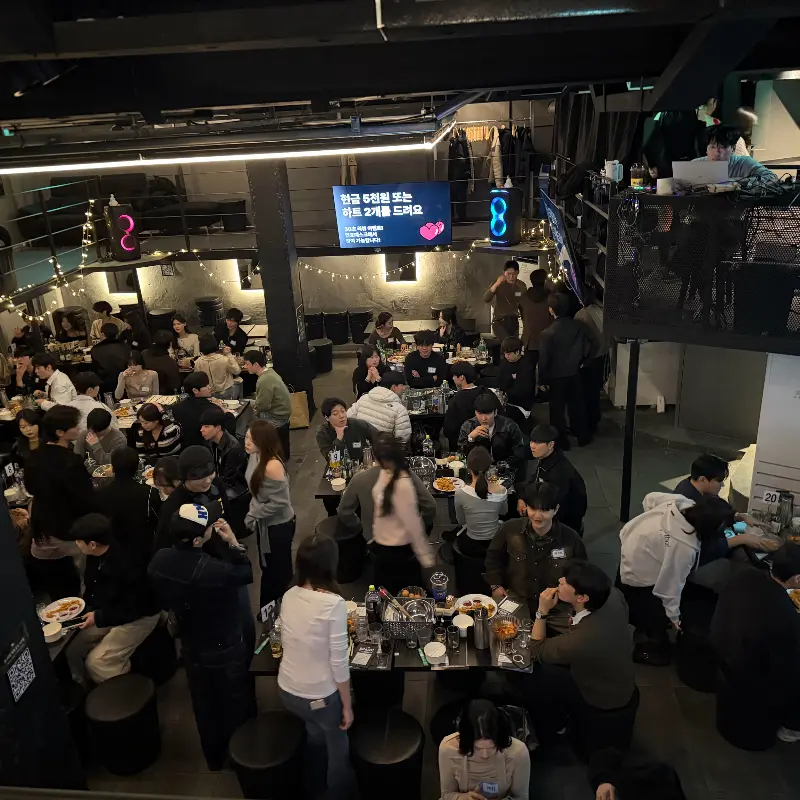 사람들로 가득 찬 효스타임 내부