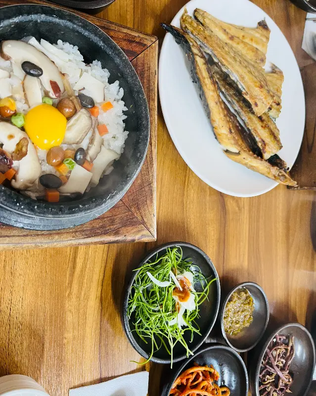 영양돌솥밥과 생선구이 한 상