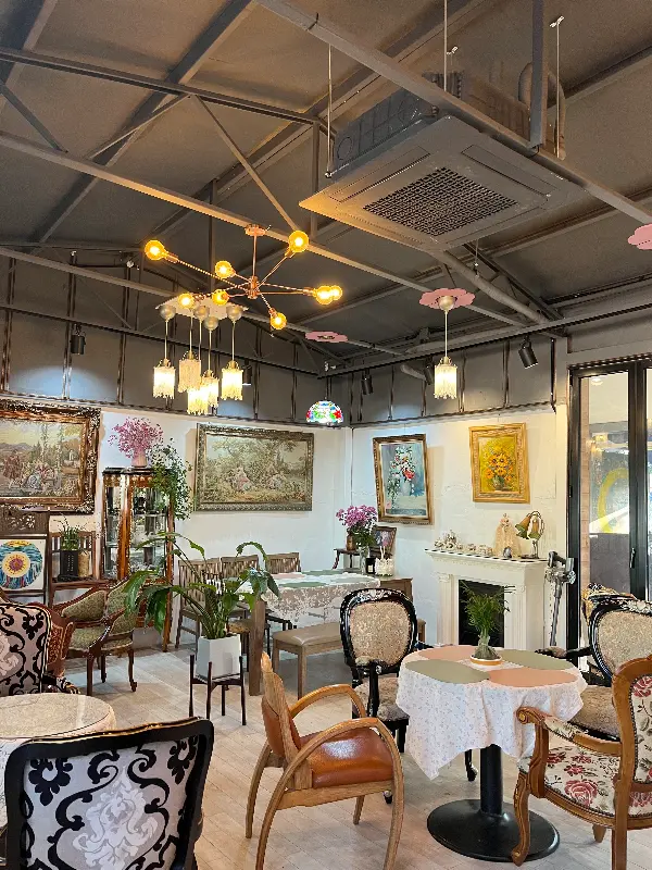 앤티크 가구와 소품들로 가득한 카페 내부