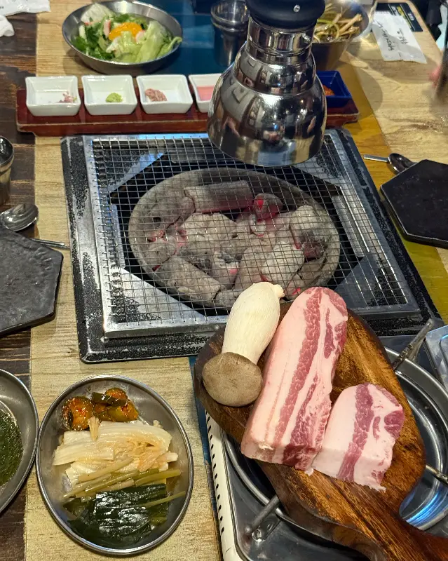 다양한 쌈 재료와 함께 푸짐하게 차려진 오겹살 한 상