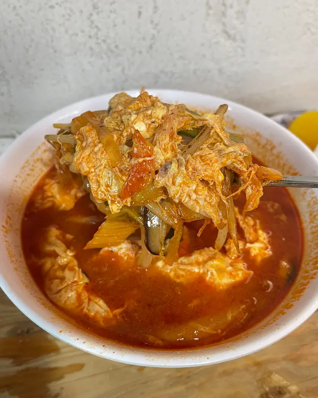 짬뽕밥을 숟가락으로 들어올리는 모습