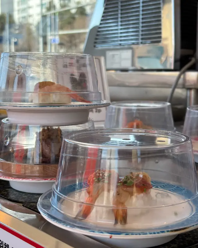 회전 레일 위 초밥