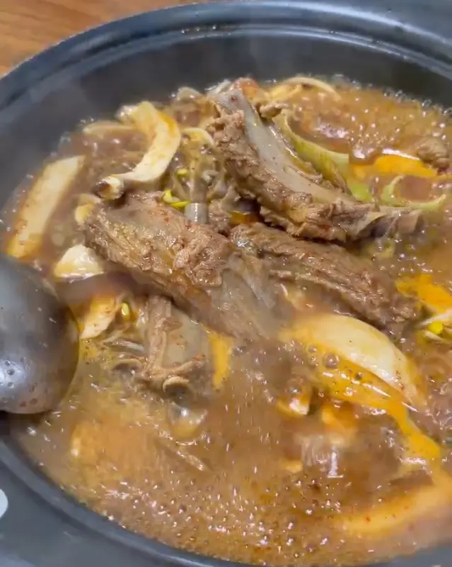 자작하게 끓어오르는 매운 등갈비찜