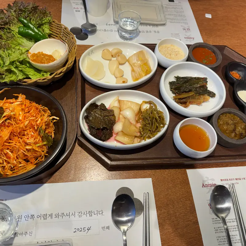 다채로운 밑반찬이 정갈하게 담겨 나온 모습