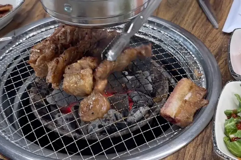 숯불 위에서 구워지는 돼지갈비