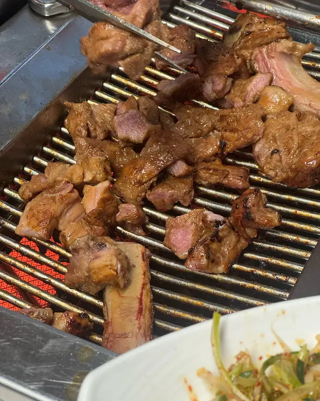 잘 구워진 돼지갈비