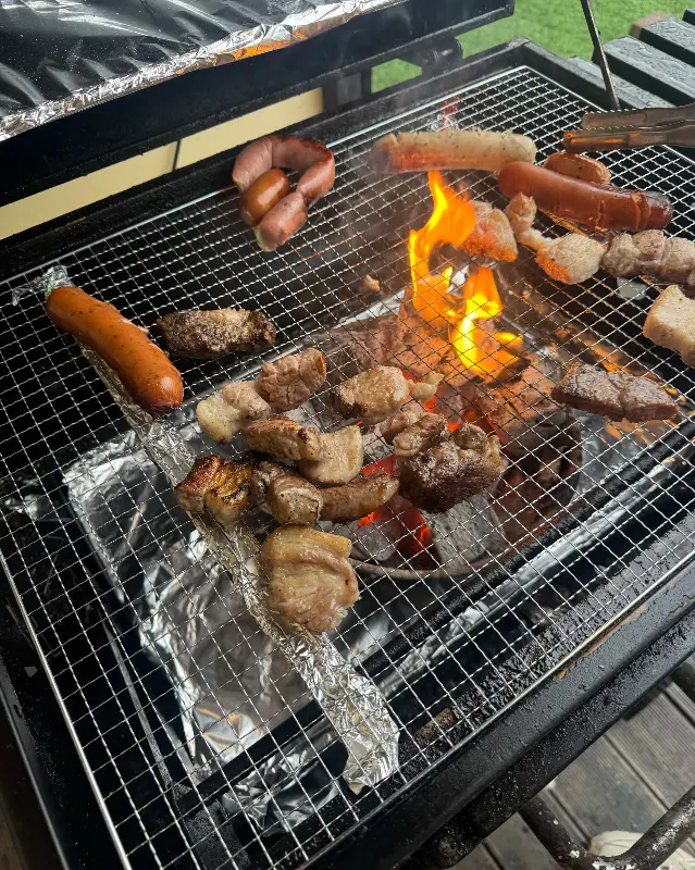 숯불 그릴 위에 익어가는 다양한 종류의 고기