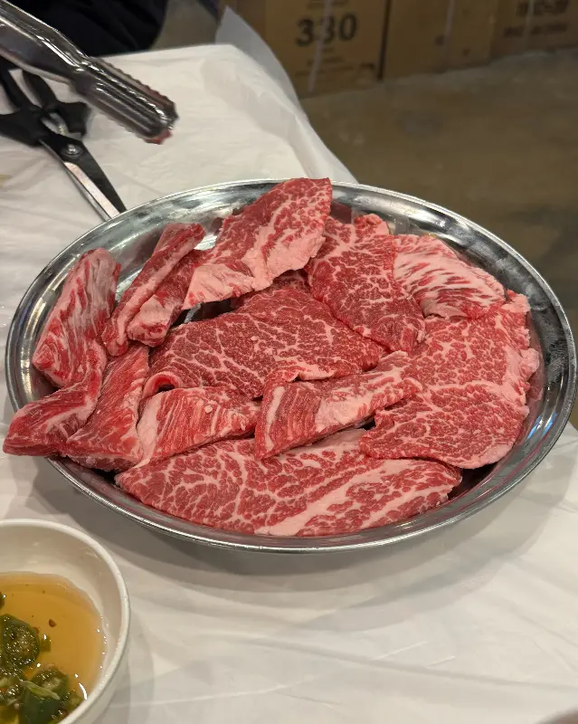윤기가 흐르는 찐배네의 꽃갈비살