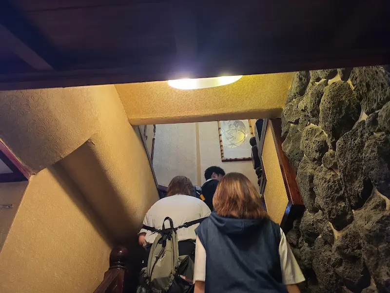 2층으로 향하는 계단