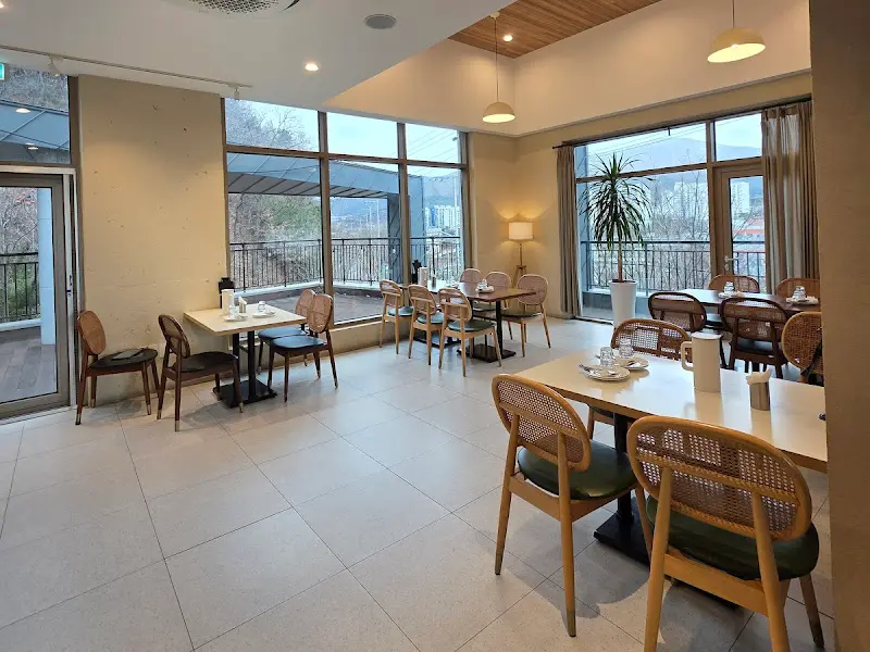 다이닝 숲 2층 내부