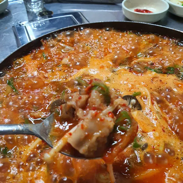 숟가락 위에 올려진 곱창