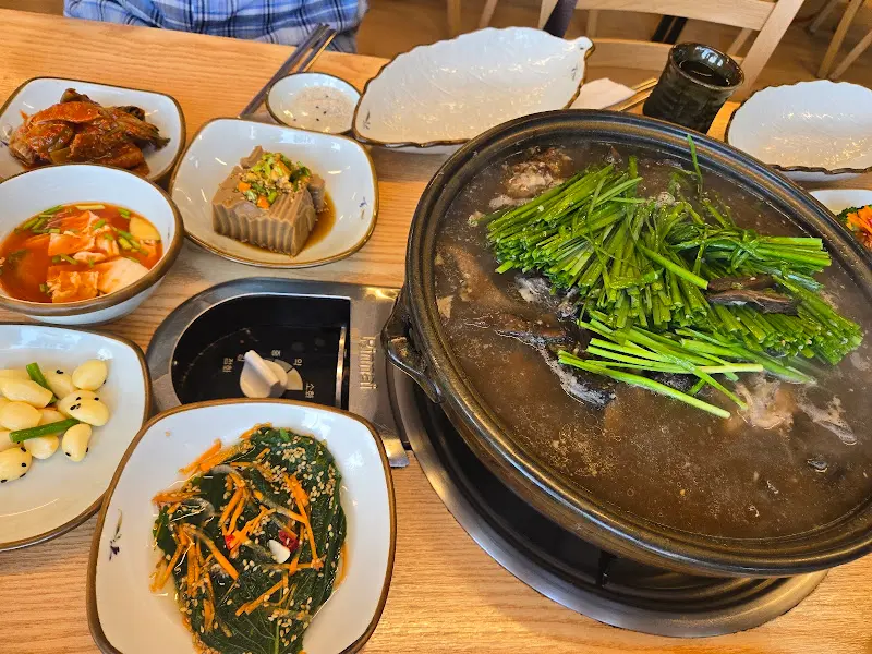 능이 오리 백숙과 다양한 밑반찬