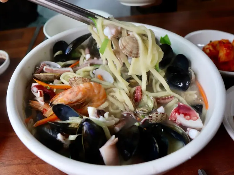 젓가락으로 면을 들어올린 모습