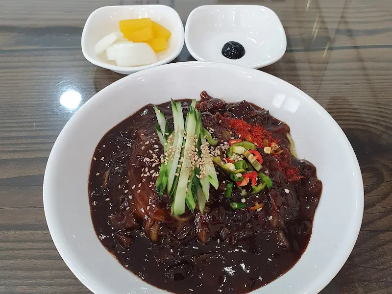 탱글탱글한 면발의 짜장면