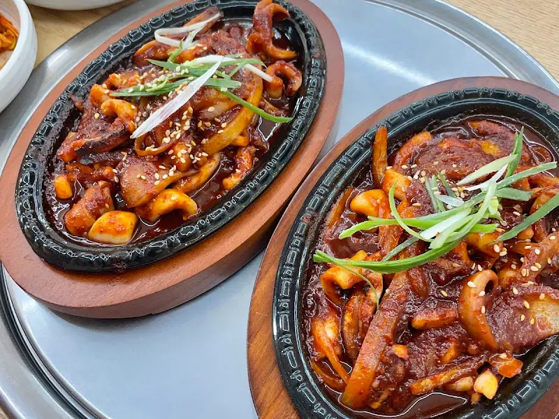 철판 위 오징어볶음