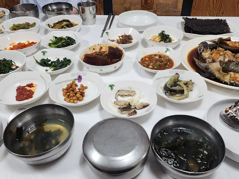 간장게장과 다양한 밑반찬