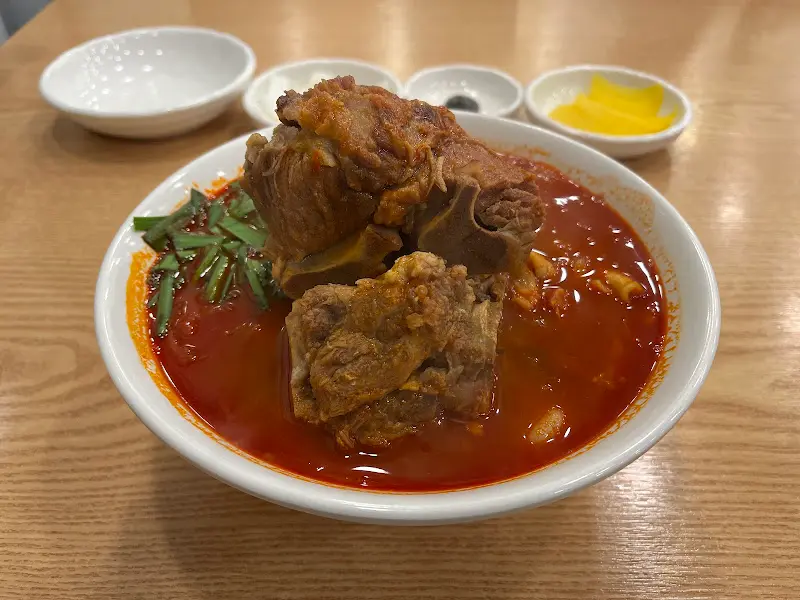 등뼈가 듬뿍 들어간 뼈대있는 짬뽕