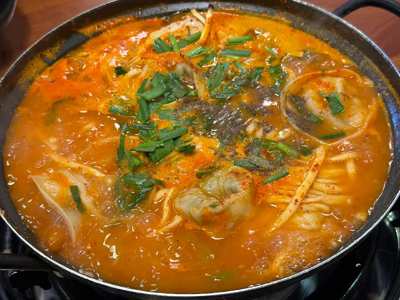 얼큰한 닭한마리칼국수