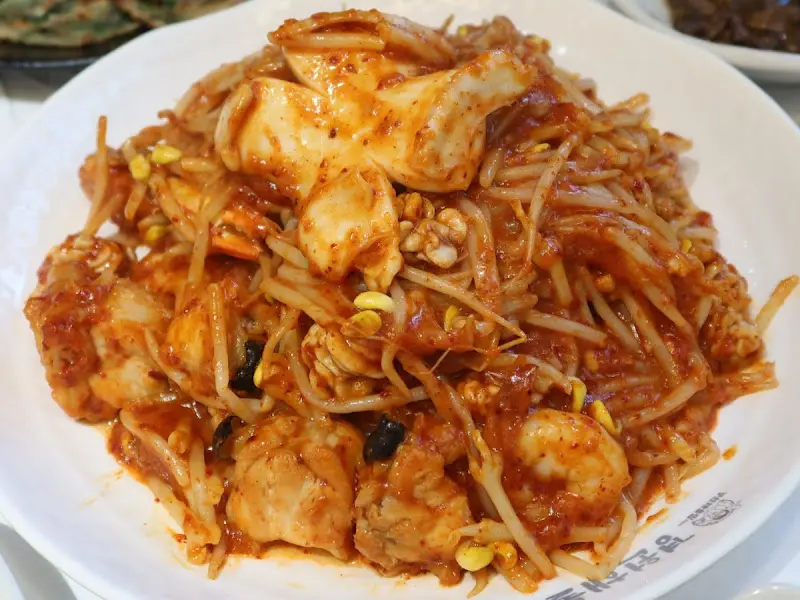 탱글탱글한 해산물이 눈길을 사로잡는 해물찜