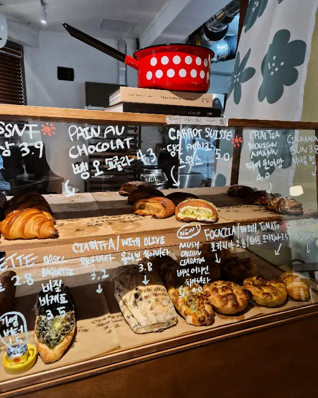 다양한 빵 진열