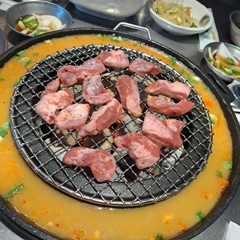 불판 위에서 익어가는 뭉텅고기