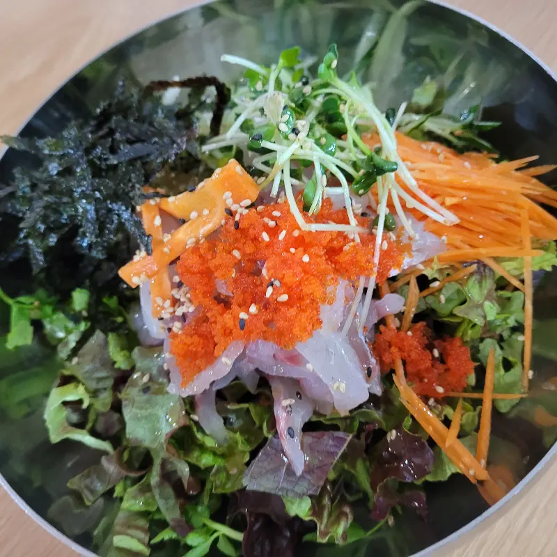 알이 듬뿍 올라간 물회