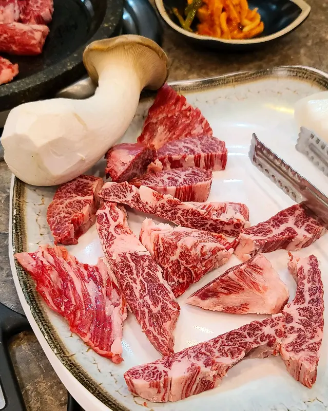 신선한 한우와 곁들여 먹기 좋은 버섯