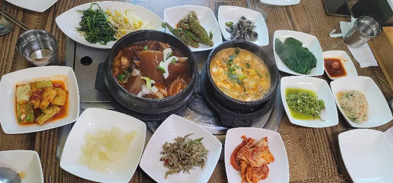 수정식당에서 맛볼 수 있는 다양한 메뉴들