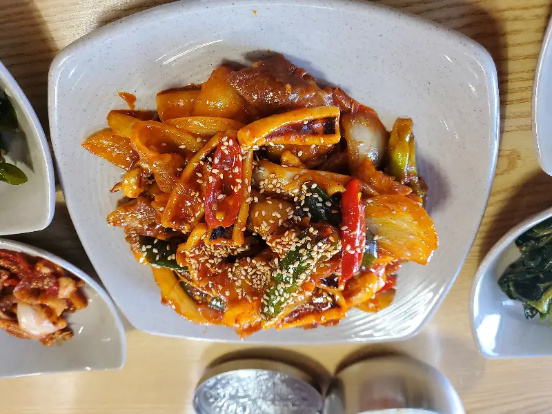 오징어와 야채가 어우러진 오삼불고기