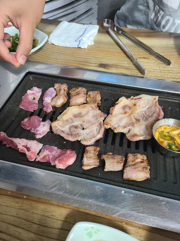 불판 위에서 익어가는 돼지고기