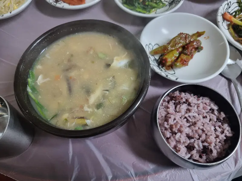 쫄복탕과 함께 제공되는 반찬들