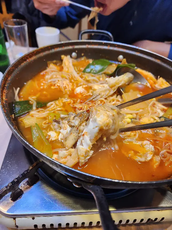 매운탕과 함께 식사하는 모습